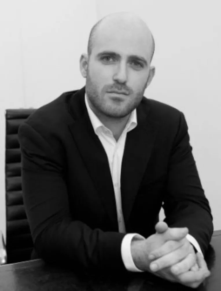 Ajutat de un robot chirurgical: Dr Benjamin Sarfati, de la Institutul Gustave-Roussy Villejuif, a facut o dubla mastectomie urmata imediat de reconstructie mamara