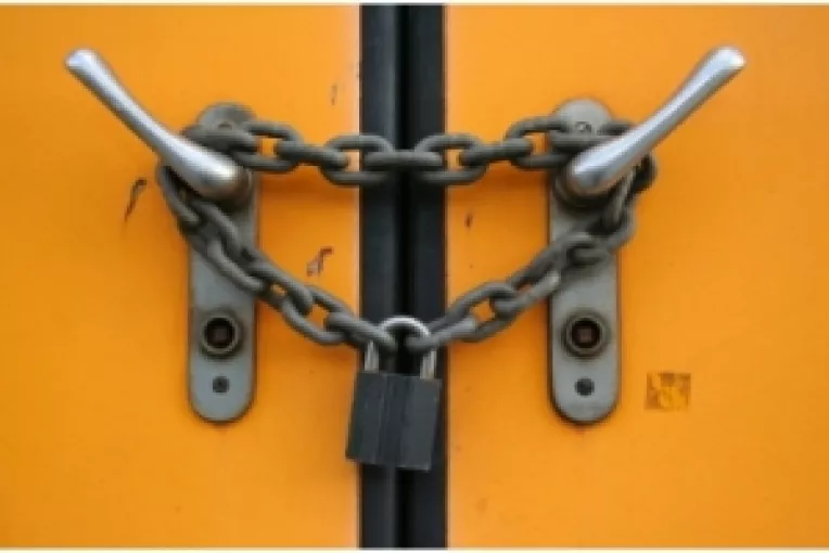 Bilant negru al Guvernului Boc: Peste 112.000 de firme si-au suspendat activitatea anul acesta