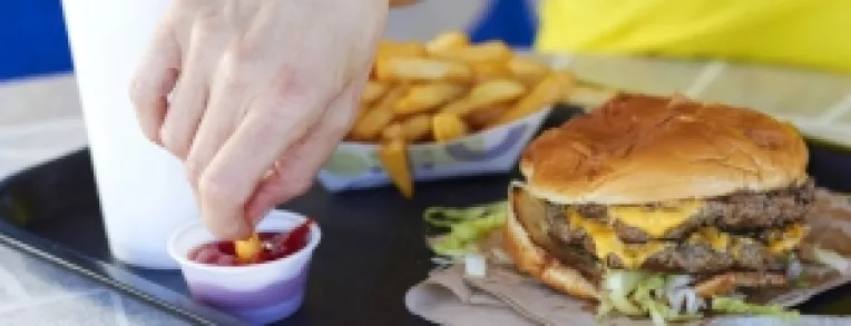 Caloriile in exces se pastreaza in corp sub forma trigliceridelor