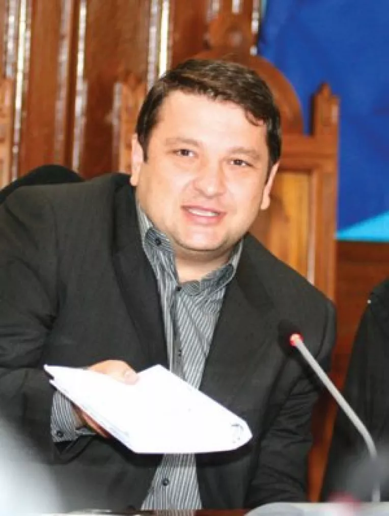 Circ pe paine si vise de politician