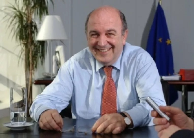 Comisarul pentru afaceri monetare al Uniunii Europene, Joaquin Almunia: "Statele europene incep sa iasa din recesiune"
 

