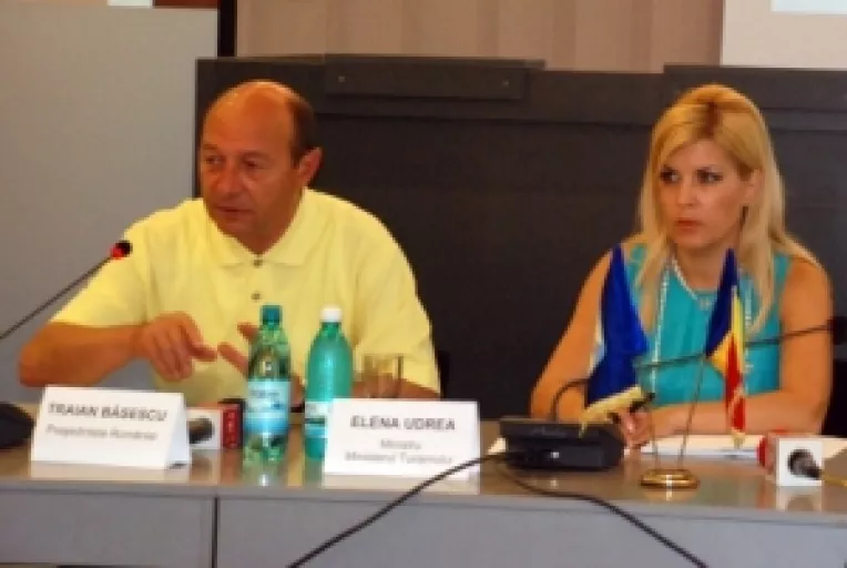 Fraudarea alegerilor: "Base nu uita, numai Udrea te mai vrea!"