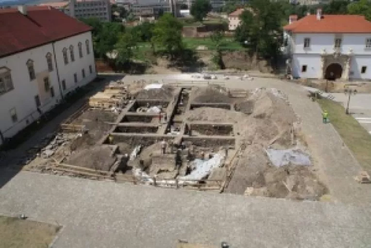 Ignoranta, indiferenta sau reavointa: VESTIGIILE PRIMEI BISERICI CRESTINE A ROMANILOR DIN TRANSILVANIA AU FOST ACOPERITE CU PAMANT!