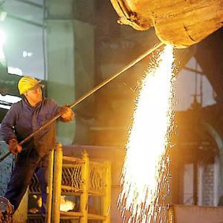 Industria autohtona isi continua declinul