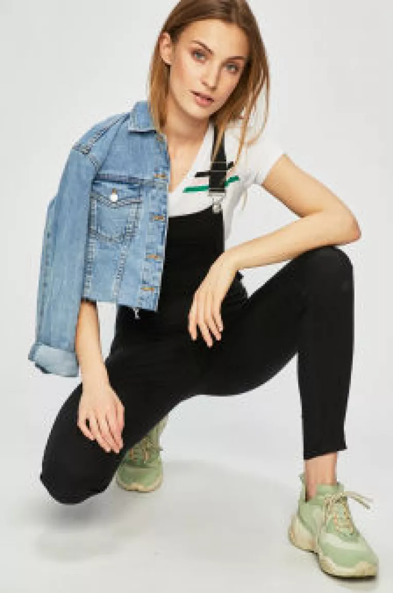 Renuntati la sandale cu talpa plata, tocuri inalte, pantaloni stramti