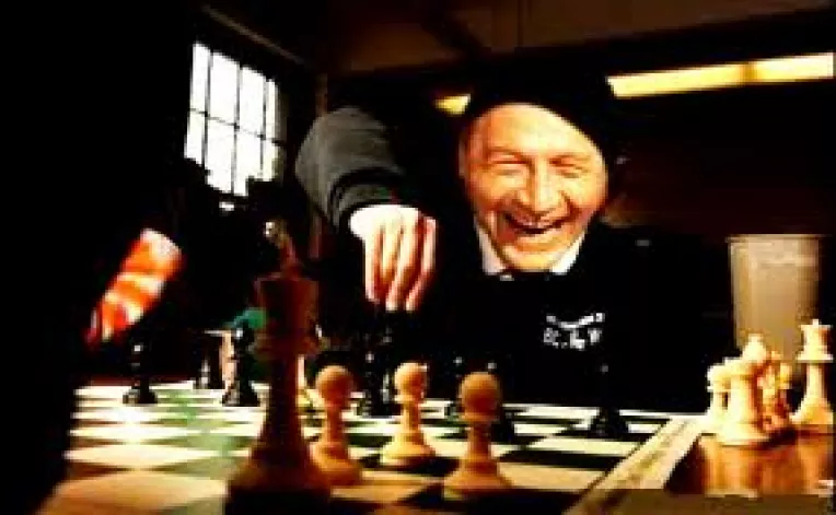 Sah la USL: Basescu ia pionul-Antena cu regina-Kovesi