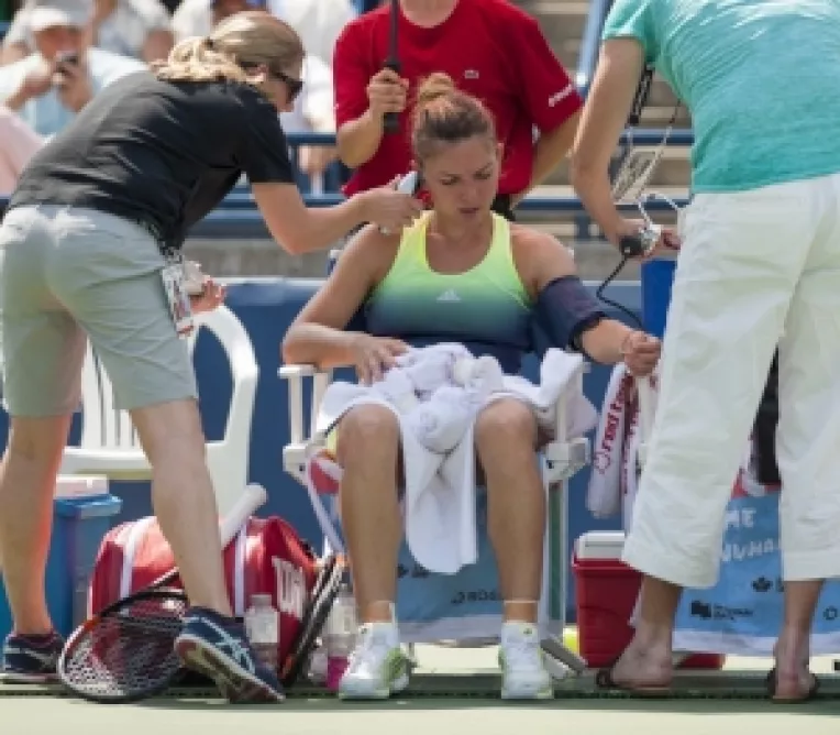 Simona Halep a abandonat setul trei al finalei de la Toronto, cu elvetianca Belinda Bencic
