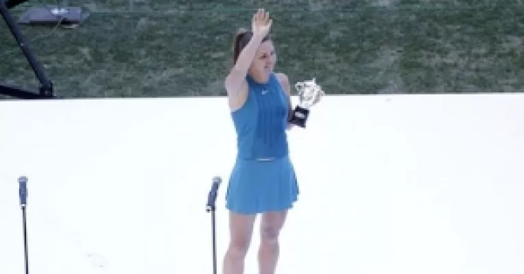 Simona Halep, regina tenisului mondial, a prezentat trofeul de la Roland Garros pe Arena Nationala din Bucuresti